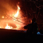 Bomberos trabajando la noche del lunes en el incendio de la casa de Éller, en Bellver de Cerdanya.