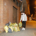 Una veïna de Ciutat Jardí recicla les escombraries en diversos contenidors classificats per fraccions.