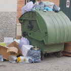 Imatge d’un contenidor d’escombraries a Torres de Segre.