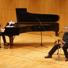 Emília Rovira al piano y el poeta Pere Rovira, ayer en el Auditori.