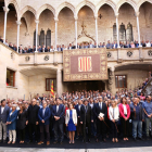 Els alcaldes i alcaldesses investigats per donar suport a l’1-O, ahir al Palau de la Generalitat amb el president, Carles Puigdemont, i membres del Govern i del Parlament.