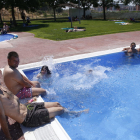 Primeros bañistas ayer en el primer día de apertura de las piscinas del Secà de Sant Pere. 