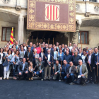 El presidente de la Diputación, Joan Reñé, con un centenar de alcaldes de Lleida en el Palau.