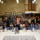 Los miembros de la peña, junto a autoridades, posan antes de la cena de inauguración.