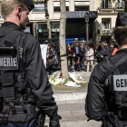 Gendarmes a la zona de l’atemptat contra la policia dijous a París.