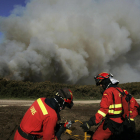 Efectivos de Bomberos durante las labores de extinción del incendio en el municipio coruñés de Narón.