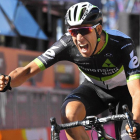 Omar Fraile celebra su victoria de etapa en Bagno di Romagna.