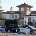 Diversos agents de la Guàrdia Civil, ahir, al xalet on va morir una persona.