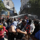 Manifestantes se enfrentan a integrantes de la Policía Federal en Buenos Aires. 