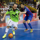 Ricardinho, bigolejador ahir, intenta anar-se’n del marcatge del blaugrana Dyego.