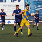 Xavier Gomà, que debutaba ayer con el Atlètic Lleida, presiona a un jugador del Sant Just.