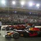 Vettel, flanquejat pels dos Red Bull, al finalitzar la sessió classificatòria d’ahir.