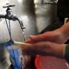 Desmienten falsos mitos sobre el agua envasada y la del grifo