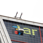 Las estrella azul de CaixaBank ya luce en las madrileñas Torres Kio.