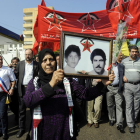 Una dona palestina sosté un retrat dels familiars morts durant una cerimònia per recordar l’aniversari de la massacre.