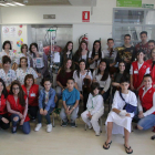 Foto de grup d’alguns dels nens ingressats ahir a l’Arnau, voluntaris de Creu Roja, infermeres i alumnes del Gili i Gaya.