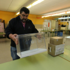 Últimos preparativos en el colegio Pardinyes para acoger, hoy, una jornada electoral en día laborable, aunque no lectivo.