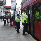 Londres aumenta sus medidas de seguridad y la presencia policial en las calles tras el atentado de ayer.
