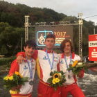 Miquel Travé, Eneko Auzmendi y Pau Etxaniz posan con las medallas logradas ayer en Hohenlimburg.