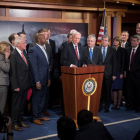 Senadores republicanos en Washington, ayer, tras la aprobación de la reforma fiscal.
