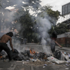 Barricadas ayer en una calle de la capital venezolana.