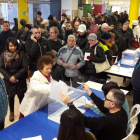 El colegio electoral situado en la escuela Riu Segre de Lleida, con colas a primera hora de la mañana.