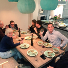 Sopar a Brussel·les - Carles Puigdemont i els quatre exconsellers que es troben amb ell a Brussel·les van sopar dijous passat amb el diputat del partit nacionalista flamenc N-VA Lorin Parys. La imatge la va pujar a Twitter Parys, on explica que v ...