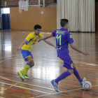 Un jugador de Lo Caragol controla la pilota davant d’un rival.