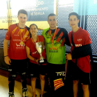 Sergi Duch, Victòria Porta, Jordi Pons i Sergi Folguera, ahir amb la copa de campions.