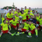 Els jugadors de l’Athletic Almacelles posen eufòrics amb el trofeu conquerit ahir després de guanyar el Benavent a la final.