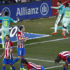 El tridente celebró efusivamente el tanto logrado por Leo Messi que dio los tres puntos.