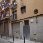 Imagen de la puerta tapiada del edificio número 11 de la calle Sant Carles.