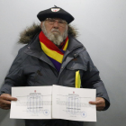 Antonio Chacón muestra los certificados de anulación del juicio político contra él y su mujer. 