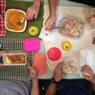 Imagen tomada de la comida de cuatro trabajadores que se llevan la fiambrera a la empresa.