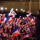 El líder del movimiento En marche!, Emmanuel Macron, saluda a sus seguidores tras darse a conocer los primeros resultados. 