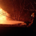 Un bombero trabajando la noche del lunes en el incendio de una casa en Bellver de Cerdanya. 