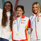 Laia Sorribes, en el centro del podio con la medalla de oro al cuello, flanqueada por la checa Galuskova y la francesa Prigent.