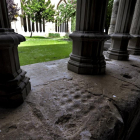 Este modelo de alquerque está grabado en la piedra de una de las alas del claustro de la Seu Vella.