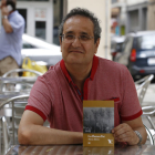 Màrius Blàvia con un ejemplar de su nueva novela, ‘La flama d’or’.