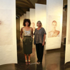 La fotógrafa Iolanda Sebé y la directora del IEI, Montse Macià, ayer junto a imágenes de la exposición.