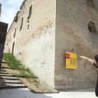 L’alcalde de Maldà, Sebastià Mata, mostra el nou accés al castell.