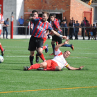 El capitán del Linyola le arrebata el balón a un jugador del Tàrrega, en una de las acciones que tuvo lugar ayer en el partido que terminó con la victoria del conjunto azulgrana.