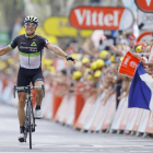 El ciclista noruego del equipo Dimension Data, Edvald Boasson, celebra su victoria en meta.