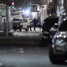 Vista de un vehículo siniestrado en el escenario en el que tuvo lugar un atropello en Melbourne.