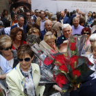 El presidente de la Diputación, Joam Reñé,  repartiendo rosas en un concurridísimo patio del IEI.