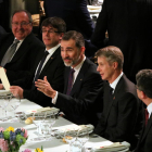 Felipe VI y Carles Puigdemont conversan con comensales en la mesa presidencial en la cena de bienvenida del MWC 2017.