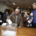 Los padres de Serret, votando en Vallfogona.