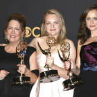 Les actrius Ann Dowd (esquerra), Elisabeth Moss (centre) i Alexis Bledel amb els tres dels Emmy per "'The Handmaid's Tale"