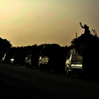 Imagen de archivo de vehículos abandonando al ciudad de Raqqa.