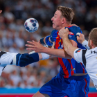 Un jugador del Kiel agarra por la camiseta a Jicha en una jugada.